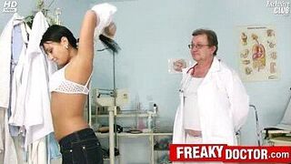 Czech babe Carmen Blue pussy spreader check up - porn video