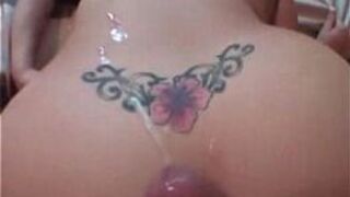 Amateur takes cumshot on her back - porn video